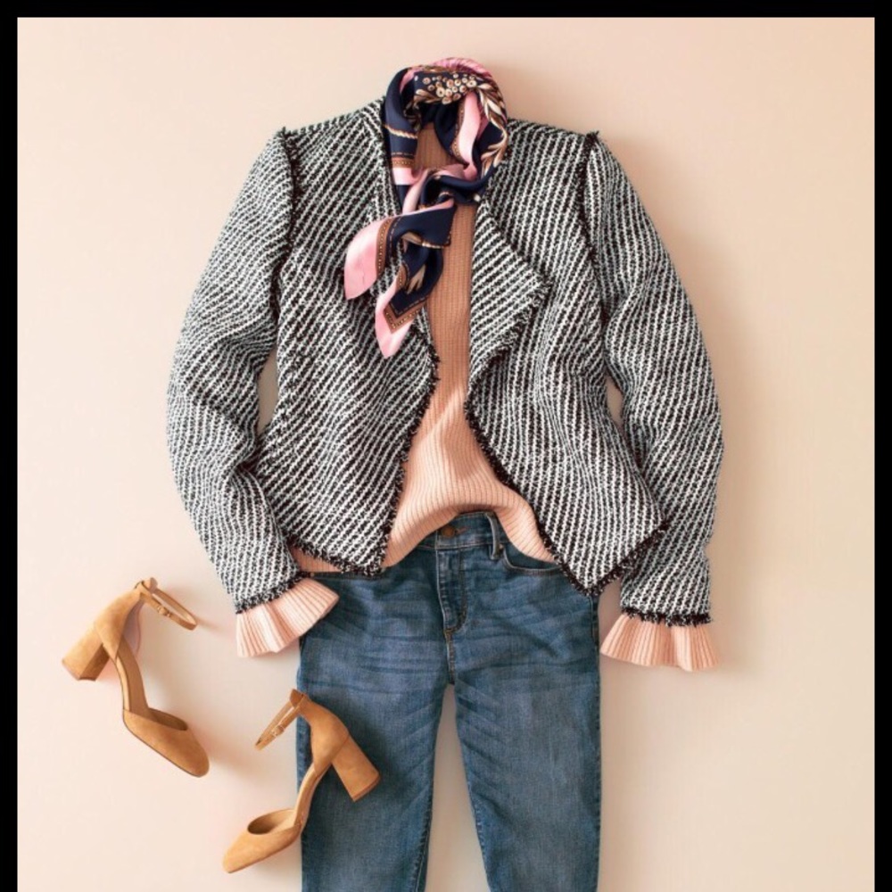 🎉HP🎊❤️Ann Taylor fringe trim blazer.